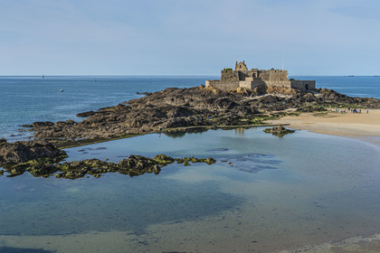 France, Ille-et-Vilaine (35), Côte d'Emeraude, Saint-Malo, Fort National conçu par Vauban et construit par Siméon Garangeau de 1689 à 1693, la plage de l'eventail à marée basse