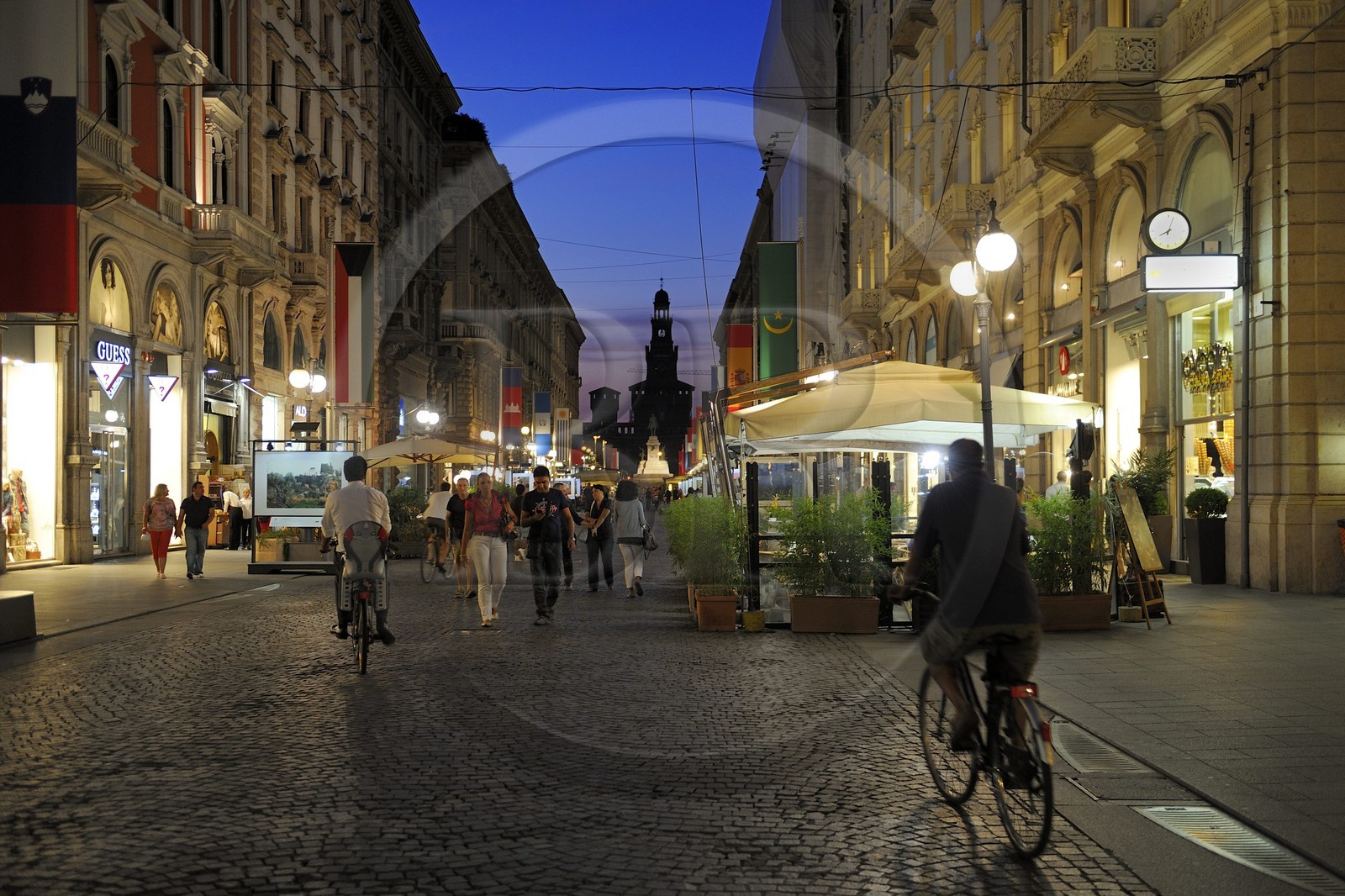 Italie, Lombardie, Milan, la via Dante qui mène au Castello Sforzesco (château des Sforza)