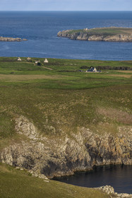 France, Finistère (29), Mer d'Iroise, Ile d'Ouessant, le hameau de Kadoran sur la cote Nord et l'Ile de Keller en arrière plan
