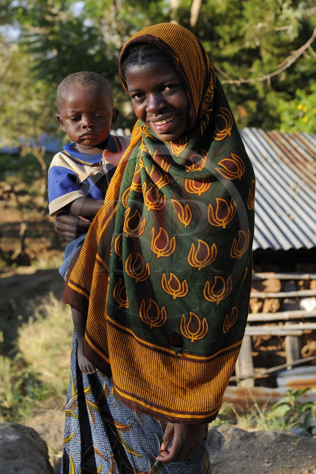 Tanzanie, région de Morogoro, les Monts Uluguru, jeune fille portant un jeune enfants dans un village aux alentours de l'ancien refuge allemand de Morningside