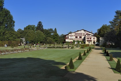 France, Pyrénées-Atlantiques (64), Pays-Basque, Cambo-les-Bains, la Villa Arnaga et  son jardin à la française, musée et maison d'Edmond Rostand de style néo-basque