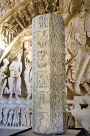 France, Allier (03), ancienne province du Bourbonnais, Souvigny, prieuré Saint-Pierre-et-Saint-Paul, nécropole ducale des Ducs de Bourbon, musée du Pays de Bourbonnais, le pilier roman, colonne calendaire (fin XIIe siècle) dite du Zodiaque