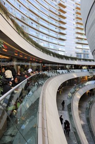 Turquie, Istanbul, le centre commercial Canyon (Kanyon Alişveriş Merkezi), une réalisation des cabinets d'architectes Jerde Partnership de Los Angeles et Tabanlioglu d'Istanbul