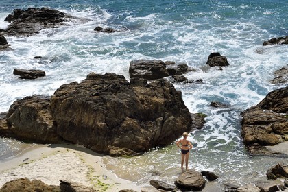 France, Finistère (29), Moelan-sur-Mer, le littoral entre Kerfany les Pins et la plage de Trenez sur le chemin de Grande Randonnée GR 34 ou sentier des douaniers, baigneuse dans une crique
