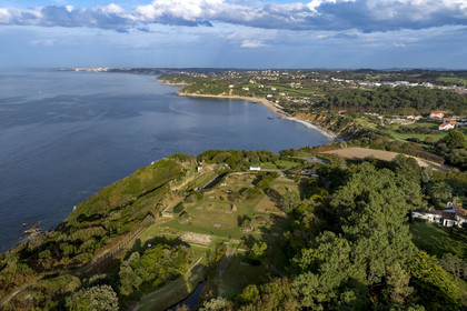 France, Pyrénées-Atlantiques (64), la côte du Pays-Basque, Saint-Jean-de-Luz, le sentier du littoral sur le GR 8 longeant le Jardin botanique littoral sur la falaise d’Archilua et la cote entre Guéthary et Biarritz en arrière plan (vue aérienne)