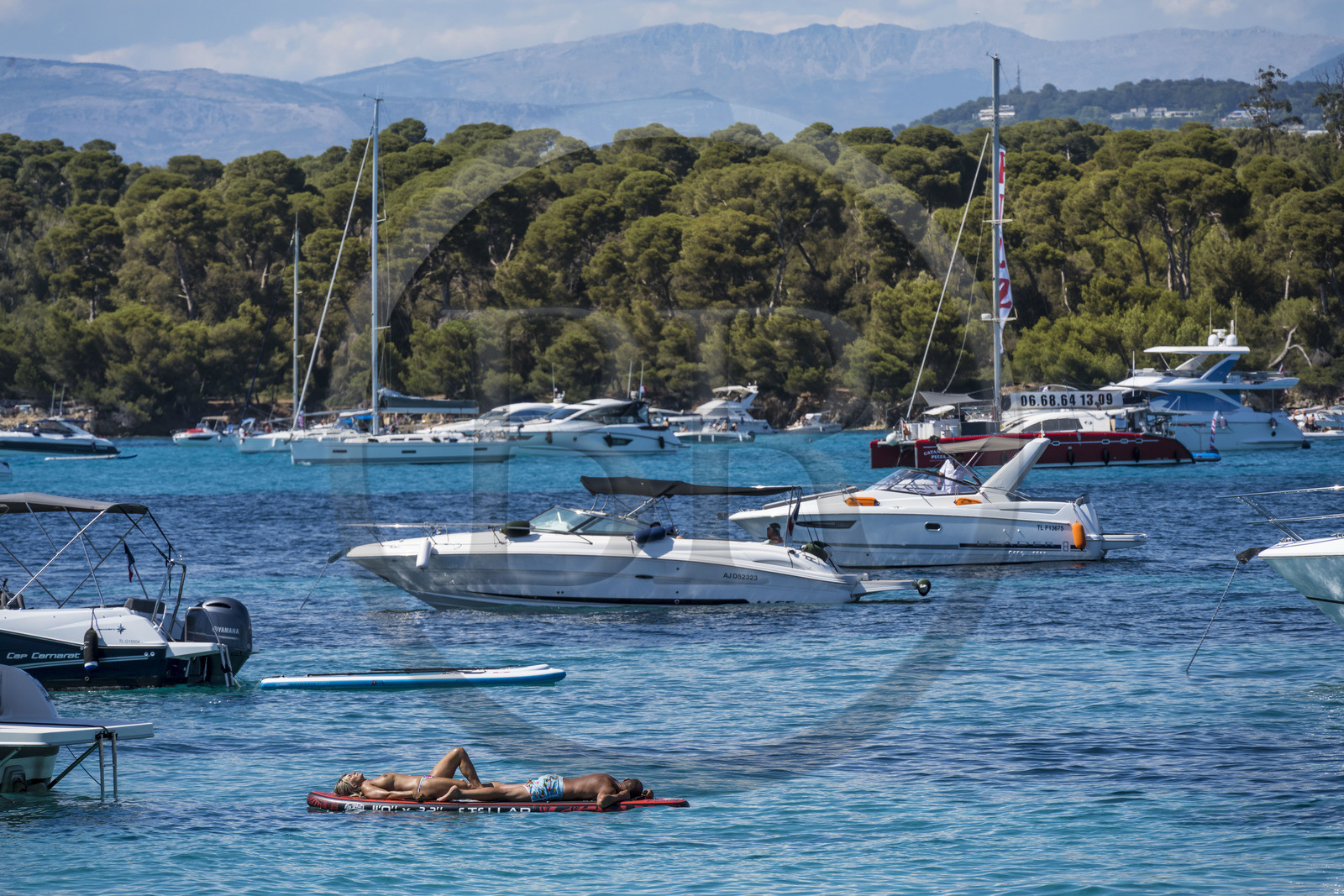 France, Alpes-Maritimes (06), Cannes, bateaux au mouillage dans le bras de mer entre les deux Iles de Lérins, les Iles de Saint-Honorat et Sainte-Marguerite