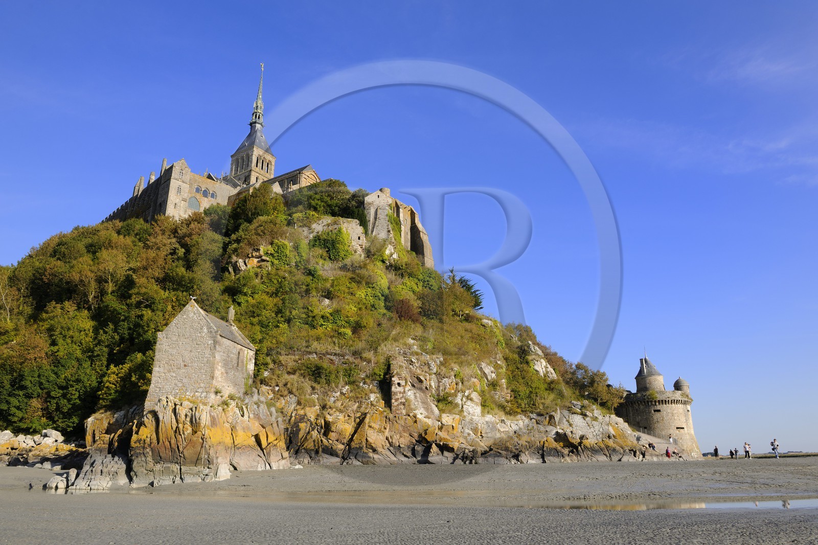 France, Manche (50), Mont-Saint-Michel, classé Patrimoine Mondial de l'UNESCO, la chapelle Saint-Aubert et la Tour Gabriel sous l'abbaye sur le côté Ouest
