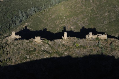 France, Aude (11), les tours du château cathare de Lastours (vue aérienne)