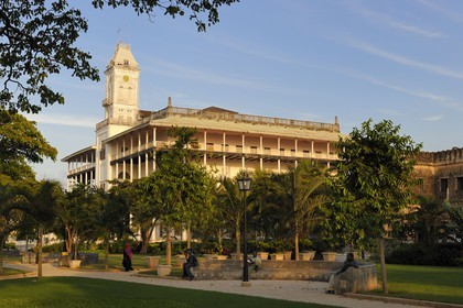 Tanzanie, archipel de Zanzibar, île de Unguja (Zanzibar), ville de Zanzibar, quartier Stone Town, classé Patrimoine Mondial de l' UNESCO, le Beit El-Ajaib ou Maison des Merveilles abrite le Zanzibar National Museum of History &Culture et les jardins Forodhani