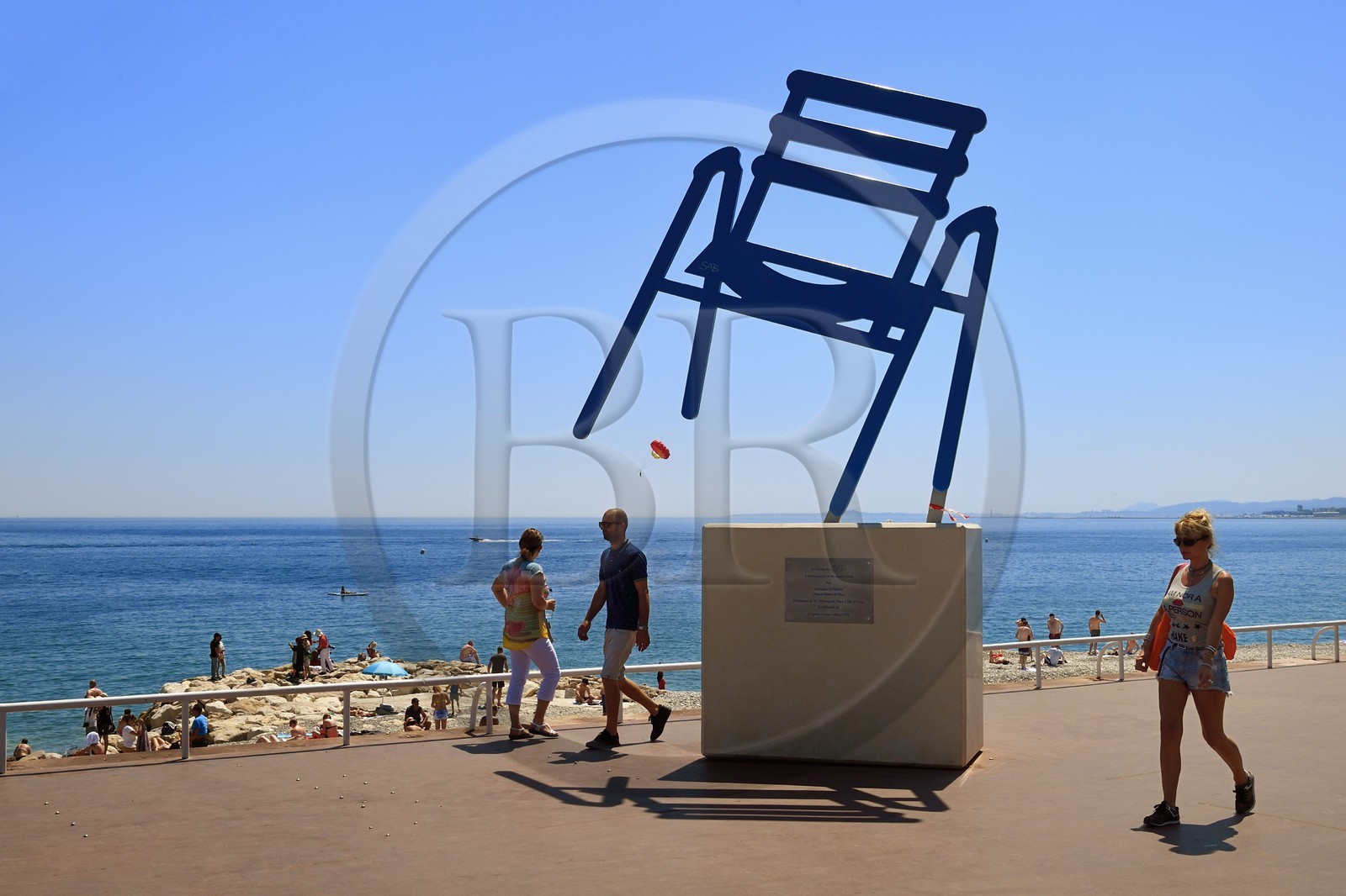 France, Alpes-Maritimes (06), Nice, la chaise bleue de Sab de l'artiste niçoise Sabine Géraudie sur la Promenade des Anglais