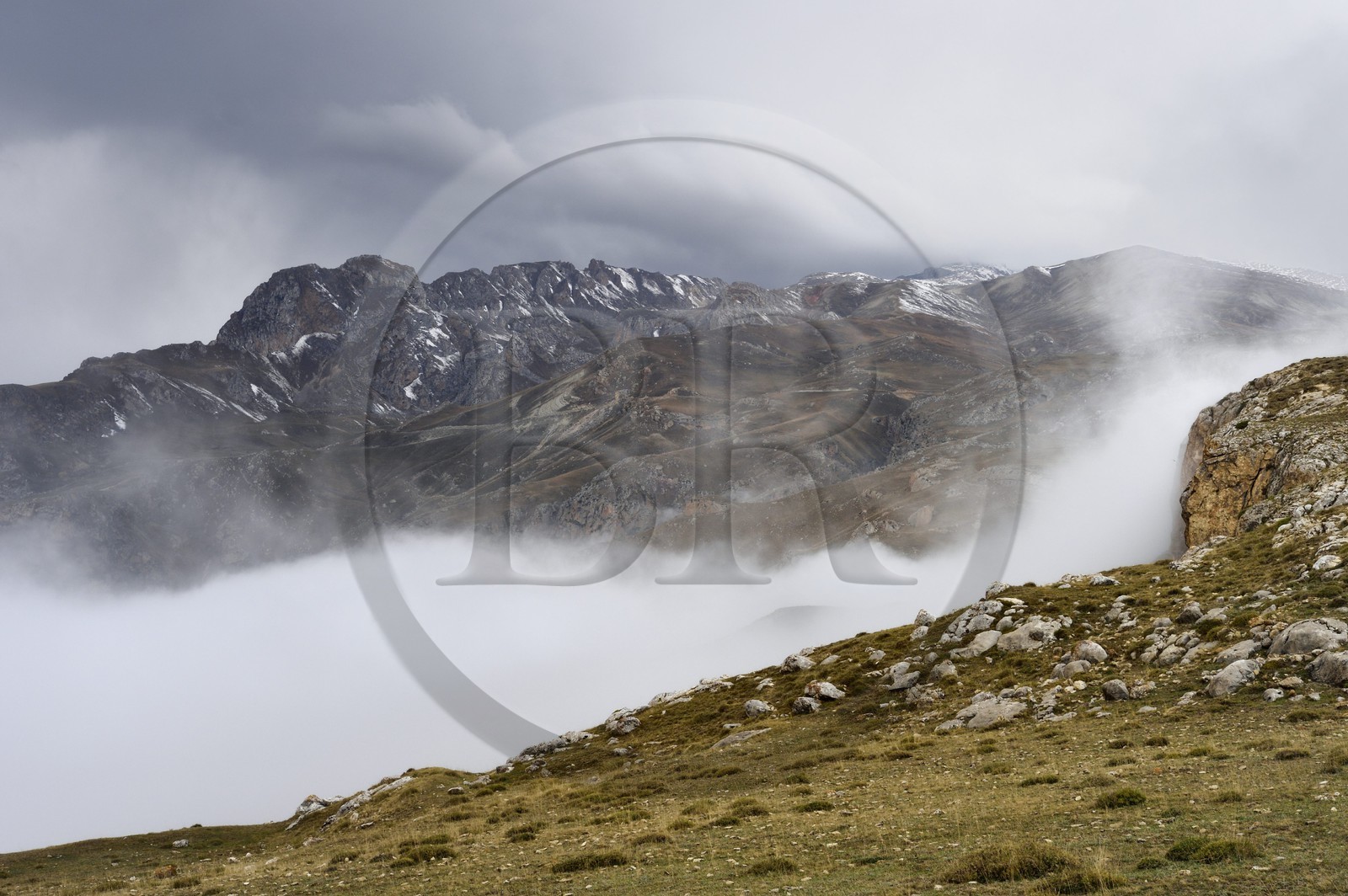 Azerbaïdjan, région de Quba (Guba), chaine de montagne du Grand Caucase, sommets dans les nuages dans les hauteurs du village de Giriz