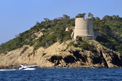 France, Var (83), Iles d'Hyères, Parc national de Port Cros, Ile de Port-Cros, Fort de Port-Man, le photographe Yann Arthus-Bertrand en a la jouissance depuis 2003