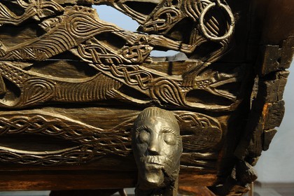 Norvège, Oslo, presqu'île de Bygdoy, musée des Bateaux vikings, objets trouvés dans la tombe d'Oseberg (9ème siècle), détail du chariot