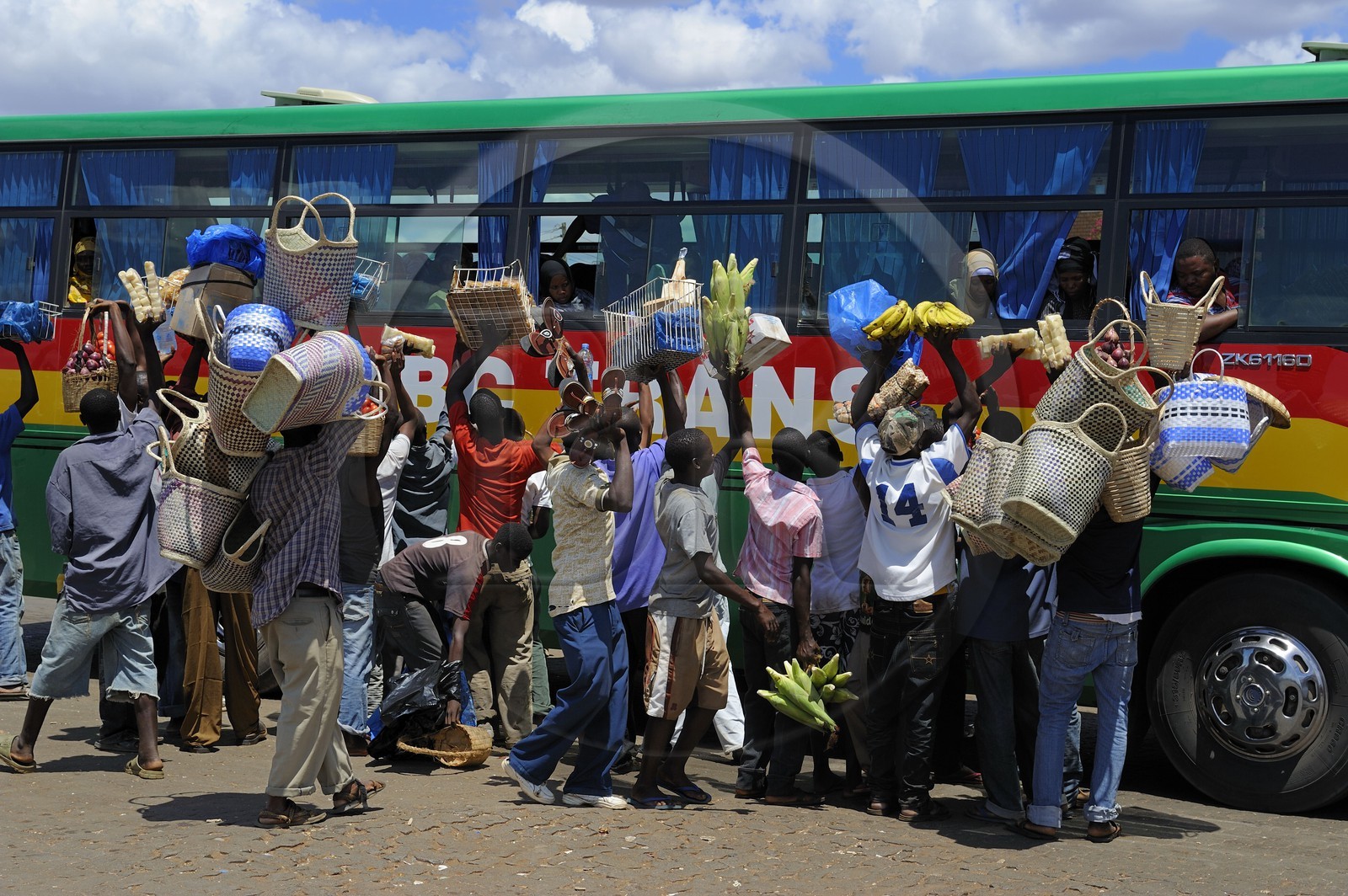 Tanzanie, Morogoro, la gare routière, assauts de petits vendeurs lors d'un arrêt du bus