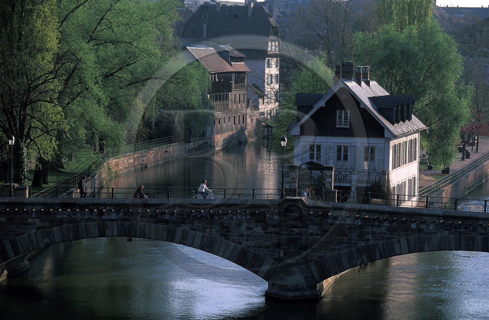France, Bas-Rhin (67), Strasbourg, vieille ville classée au Patrimoine Mondial de l'UNESCO, un des trois ponts couverts qui enjambent les bras de l'Ill