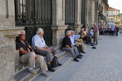 Portugal, région du Minho, Guimaraes, ville classée Patrimoine Mondial de l' UNESCO, les hommes aiment se retrouver pour discuter sur la place Largo do Toural