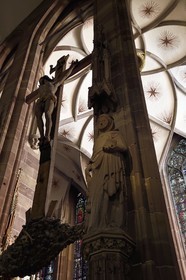 France, Bas-Rhin (67), Strasbourg, vieille ville classée au Patrimoine Mondial de l'UNESCO, la cathédrale Notre-Dame, piliers devant la chapelle Sainte-Catherine (XIVème siècle)