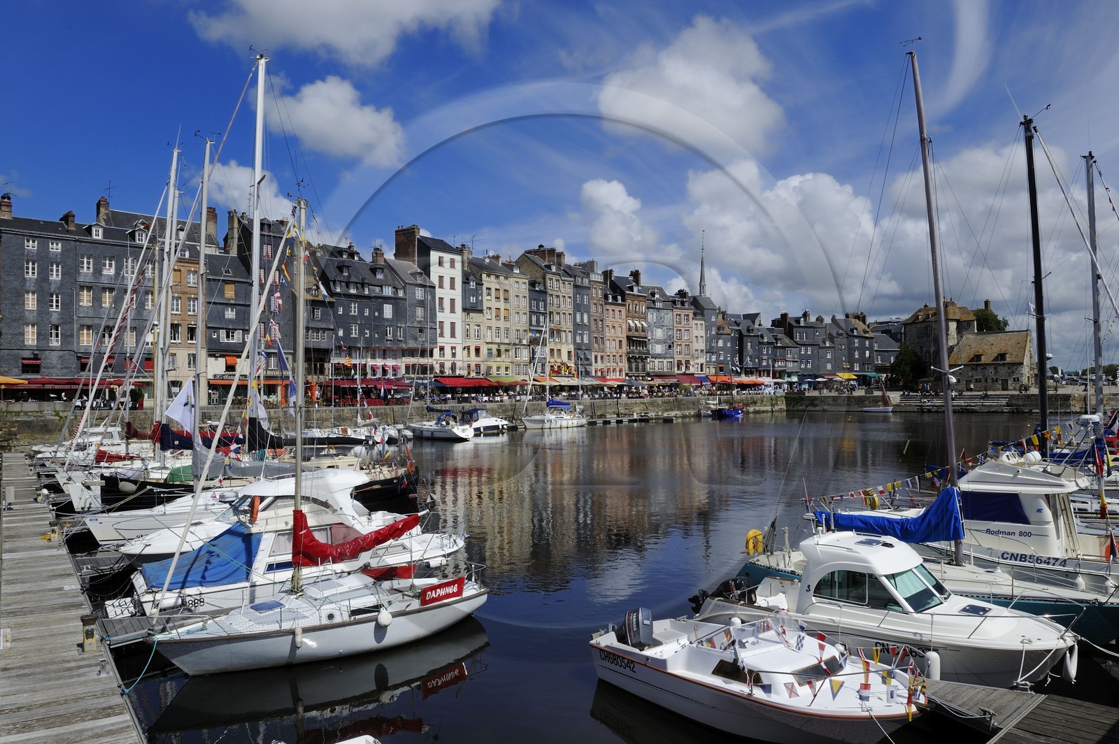 France, Calvados (14), Honfleur, le Vieux-Bassin,le quai Sainte-Catherine et la Lieutenance en arrière plan