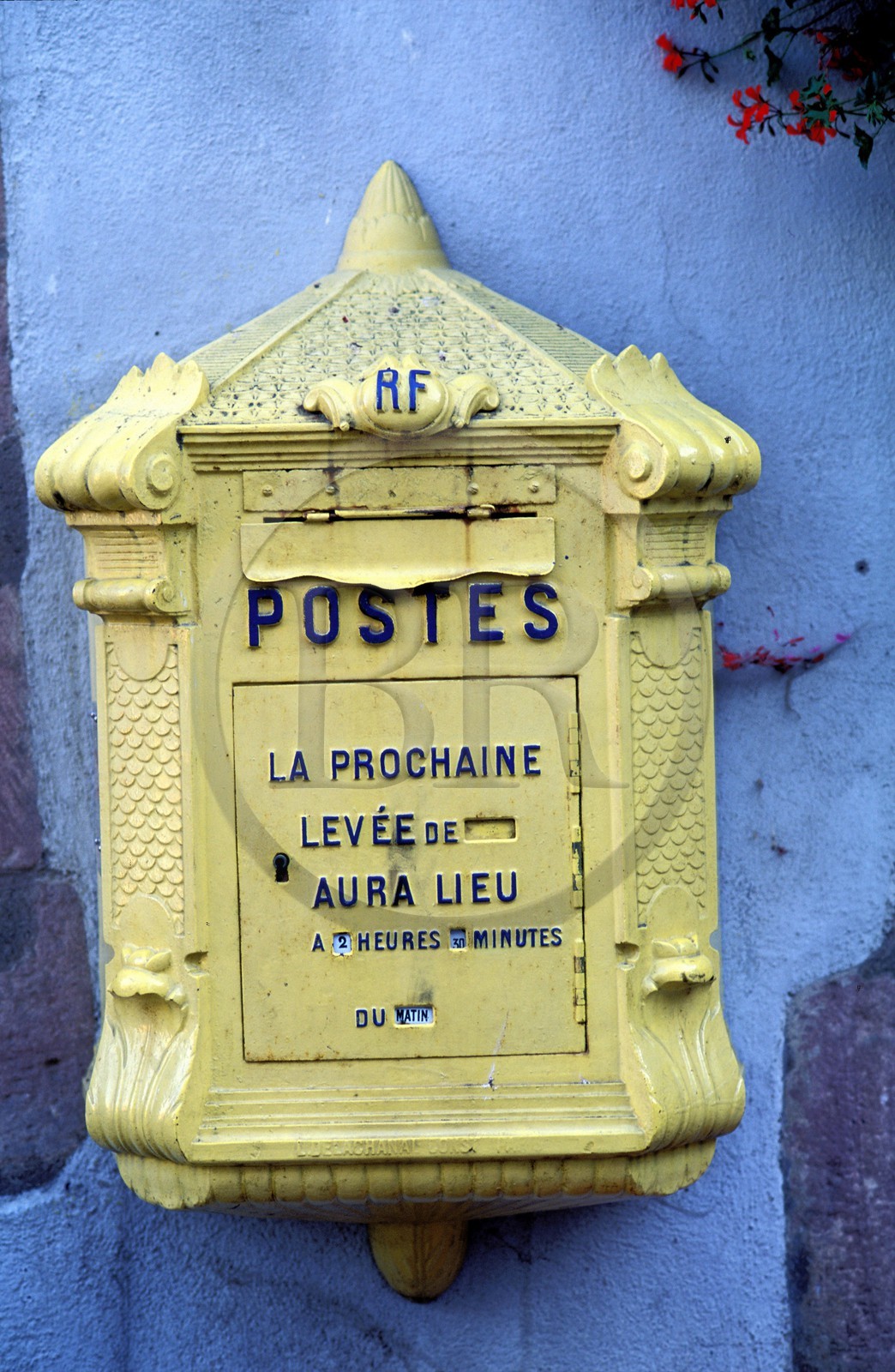 France, Haut-Rhin (68), Route des vins d' Alsace, Riquewihr, labellisé Les Plus Beaux Villages de France, boîte aux lettres de la Poste ancien modèle
