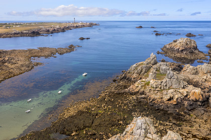 France, Finistère (29), Mer d'Iroise, Ile d'Ouessant, le mouillage de Yuzin sur la cote Nord et le phare du Créac'h en arrière plan (vue aérienne)