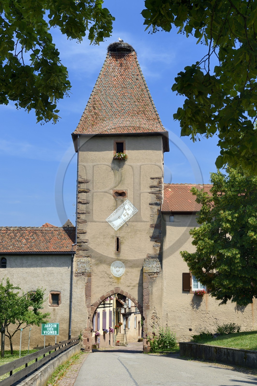 France, Haut-Rhin (68), Ammerschwihr, la porte haute ou tour des Cigognes (1608)