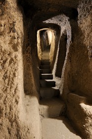Turquie, Anatolie Centrale, province de Nevsehir, Cappadoce classée Patrimoine Mondial de l'UNESCO, ville sousterraine de Kaymakli de huit niveaux, escalier reliant les niveaux