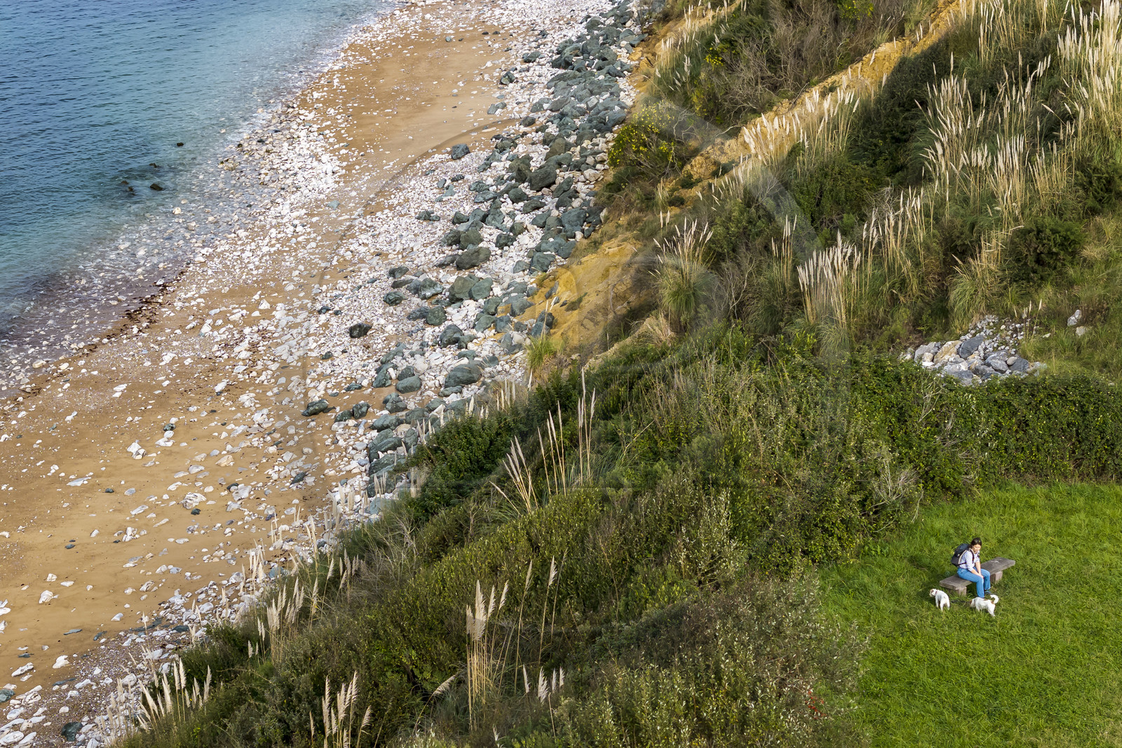 France, Pyrénées-Atlantiques (64), la côte du Pays-Basque, Saint-Jean-de-Luz, sentier du littoral sur le GR 8 en bordure de la plage d'Erromardie (vue aérienne)