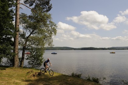 France, Nièvre (58), lac des Settons, découverte à vélo