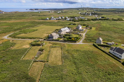 France, Finistère (29), Mer d'Iroise, Ile d'Ouessant, le hameau de Kernévez sur la cote Nord et la tour radar du Stiff en arrière plan (vue aérienne)