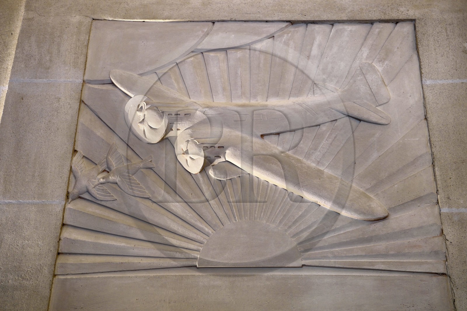 France, Allier (03), Vichy, villa art Déco René Jeux, bas relief stylisé de l'avion de Jean Mermoz au soleil couchant
