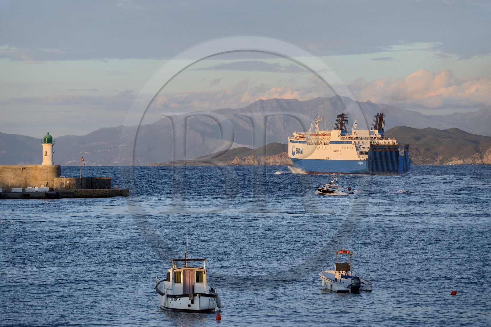 France, Haute-Corse (2B), Balagne, L'Ile Rousse, départ du ferry de la SNCM du port