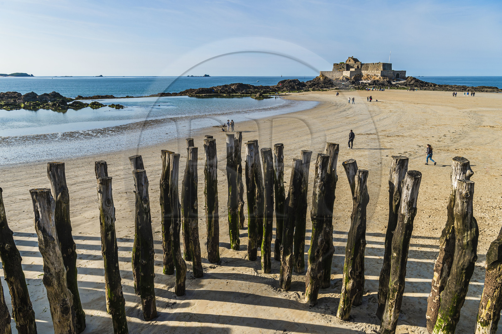 France, Ille et Vilaine, Cote d'Emeraude (Emerald Coast), Saint Malo, Fort National designed by Vauban and built by Siméon Garangeau from 1689 to 1693, Eventail beach at low tide with its wooden breakwaters