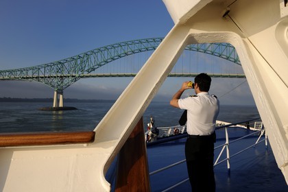 Canada, province de Québec, le pont sur le fleuve Saint-Laurent à Trois-Rivières depuis le bateau de croisière Princess Danaé