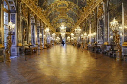 France, Yvelines (78), château de Versailles, classé Patrimoine Mondial de l'UNESCO, Galerie des Glaces (longueur 73m et largeur 10,50m) avec 17 fenêtres et 357 miroirs, architecte Jules Hardouin-Mansart (1678 - 1684)