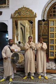 Maroc, Moyen Atlas, Fès, ville impériale, médina classée Patrimoine Mondial de l'UNESCO, Fès el Bali, le palais Mnebhi devenu aujourd'hui un restaurant, groupe de musiciens traditionels