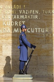 Turkey, Central Anatolia, Ankara, soldier mounting guard in front of the Ataturk Mausoleum