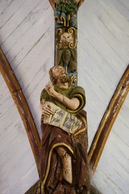 France, Finistère (29), église de Pleyben, sculptures peintes en bois sur la sablière décorant la voûte (16ème siècle)