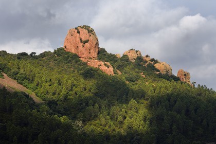 France, Var, Agay area next to Saint-Raphael, Massif de l'Esterel (Esterel Massif), rocks at the Pic de l'Ours