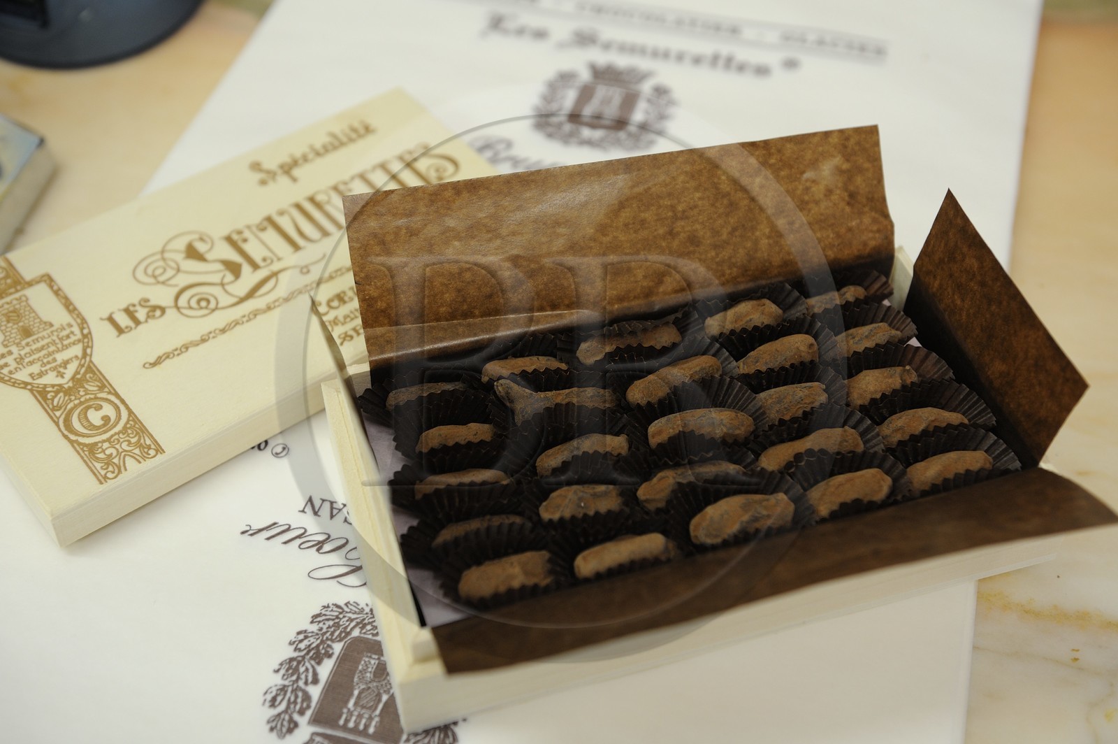 France, Côte d'Or (21), Semur-en-Auxois, pâtisserie les Semurettes, chocolats traditionnels