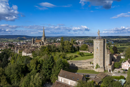 France, Saône-et-Loire (71), Autun, la tour des Ursulines du  XIIe siècle et la cathédrale Saint-Lazare (vue aérienne)