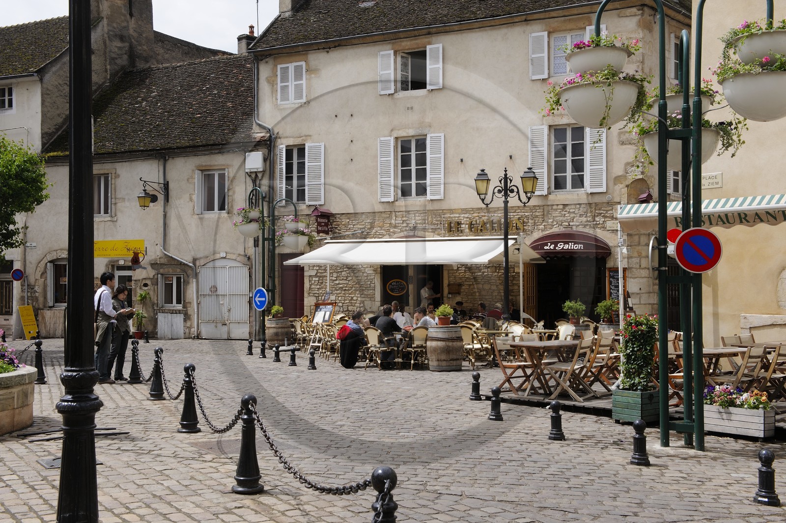 France, Côte-d'Or (21), Beaune, terrasse de restaurant place Felix Ziem