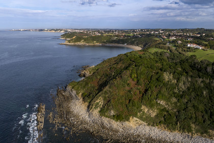 France, Pyrénées-Atlantiques (64), la côte du Pays-Basque, Saint-Jean-de-Luz, sentier du littoral sur le GR 8, falaises de flysch à la pointe surplombant la plage d’Erromardie et la cote entre Guéthary et Biarritz en arrière plan (vue aérienne)