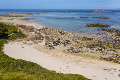 France, Finistère (29), Iles du Ponant, Ile de Batz, plage de la Pointe de Penn-Batz au Sud-Est de l'ile (vue aérienne)