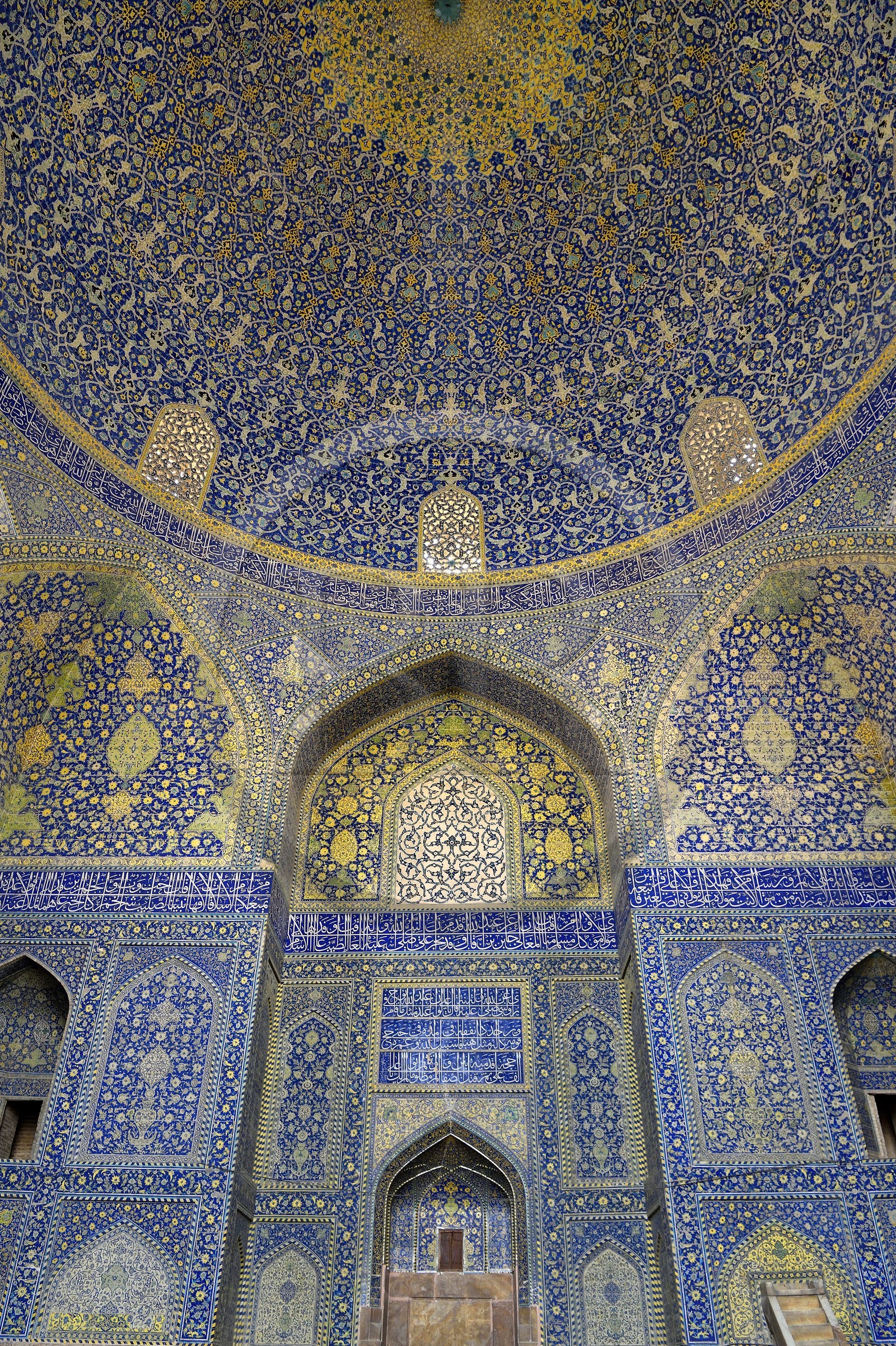 Iran, province d'Ispahan, Ispahan, la mosquée de l'Imam ou mosquée du Chah (Shah), vue intérieure de la coupole haute couverte de céramiques polychromes destinées à donner un sentiment de transcendance céleste