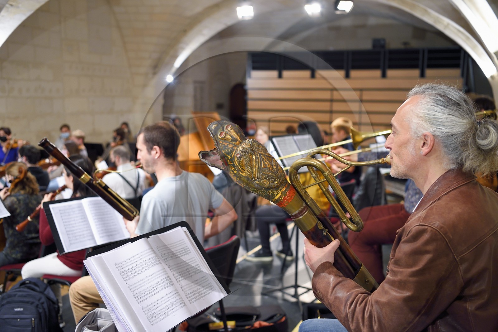 France, Charente-Maritime (17),  Saintonge, Saintes, Abbaye aux Dames - la cité musicale, répétitions de concert du Jeune Orchestre de l'Abbaye dirigé par le chef Christopher Coin, orchestre en formation Master en liaison avec l'université de Poitier, un musicien joue du Serpent (un instrument de musique à vent) au premier plan