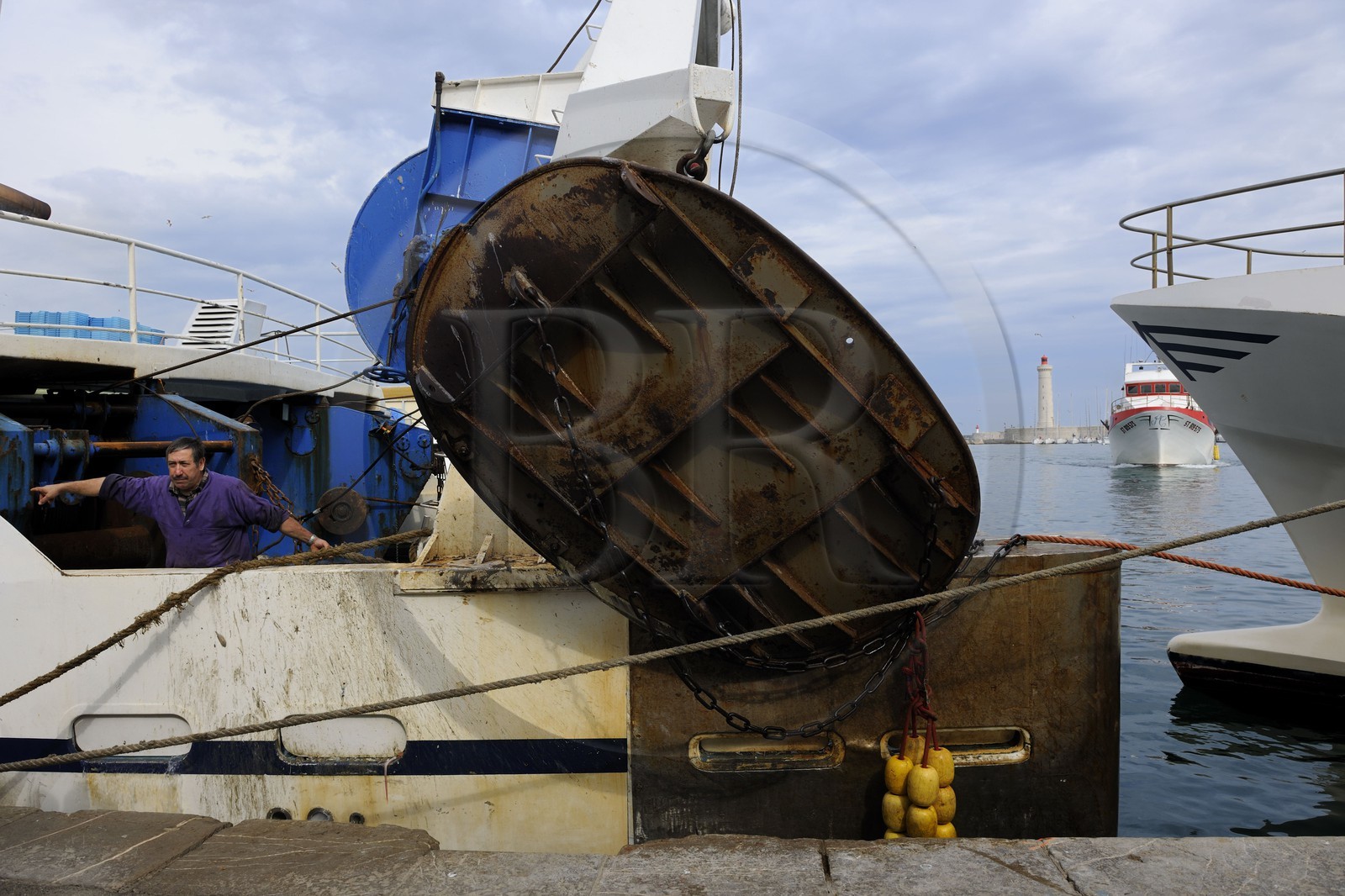 France, Hérault (34), Sète, Vieux Port, activité d’amarrage sur le quai de la criée et le phare du Môle Saint-Louis