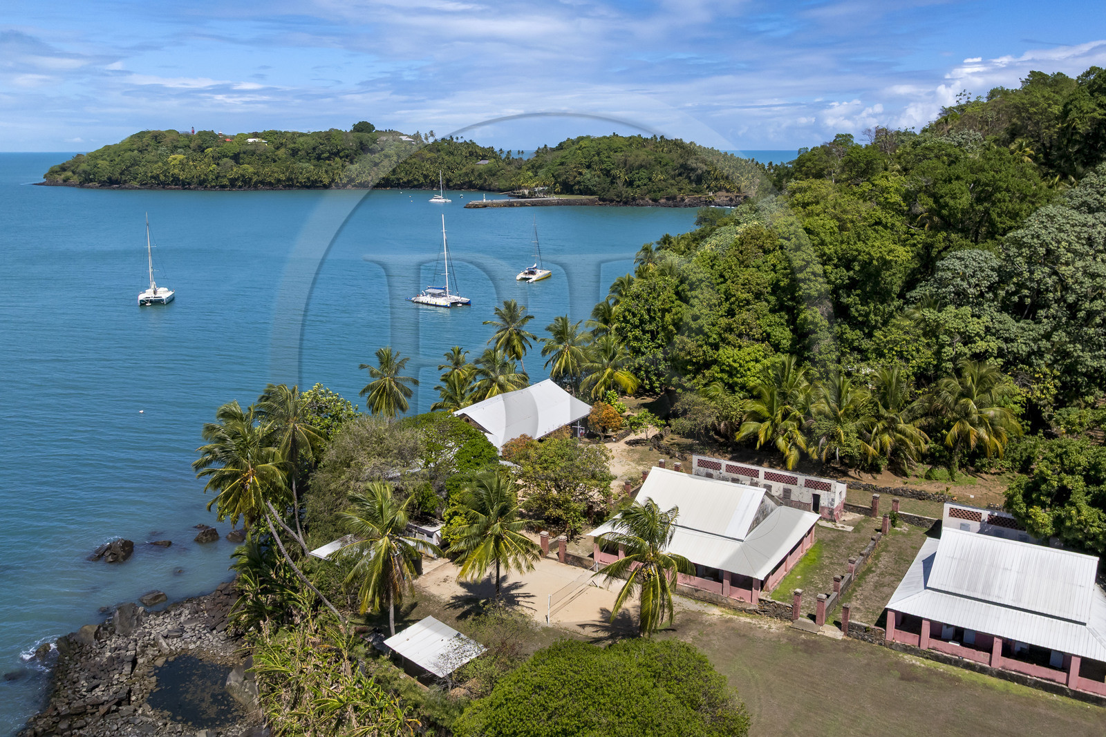 France, Guyane, Kourou, Iles du Salut, l'Ile Saint-Joseph qui abritait le bagne consacré à la réclusion cellulaire, un poste de la Légion étrangère dédié au repos au premier plan et  l'Ile Royale en arrière plan(vue aérienne)
