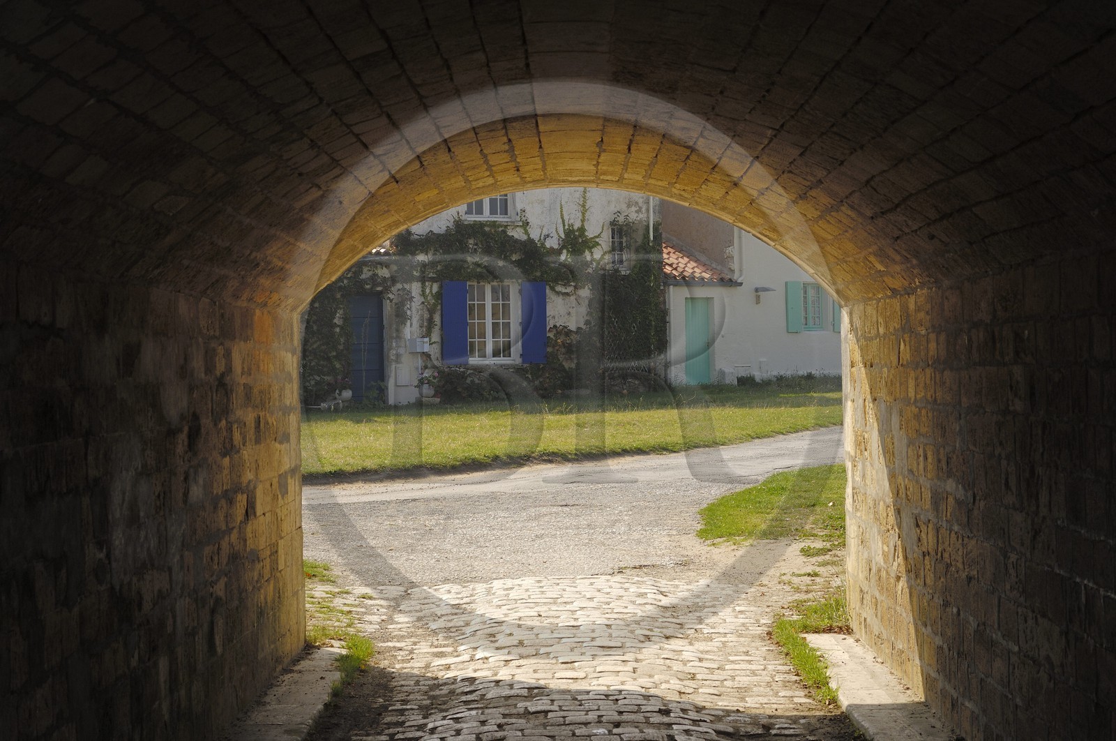 France, Charente-Maritime (17), Ile d'Aix, le bourg, passage sous les remparts