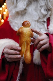 France, Haut Rhin (68), Colmar, petit pain traditionnel en forme de bonhomme pour Noel