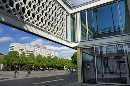 Allemagne, Berlin, la Karl-Marx Allee est la plus grande artère du pays menant d'Alexanderplatz à Frankfurter Tor et le régime communiste y faisait défiler son armée chaque année, le Café Moskau (Café Moscou)